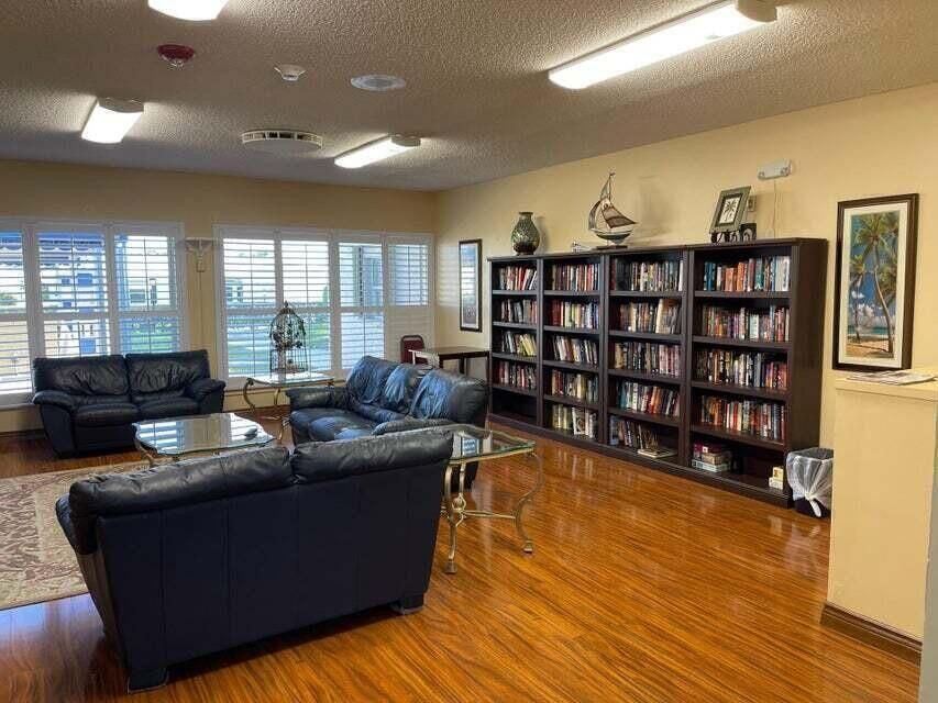 LIBRARY / TV ROOM