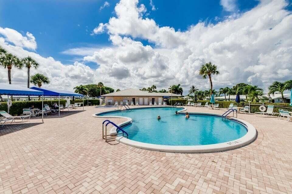 CLUBHOUSE 3 POOL