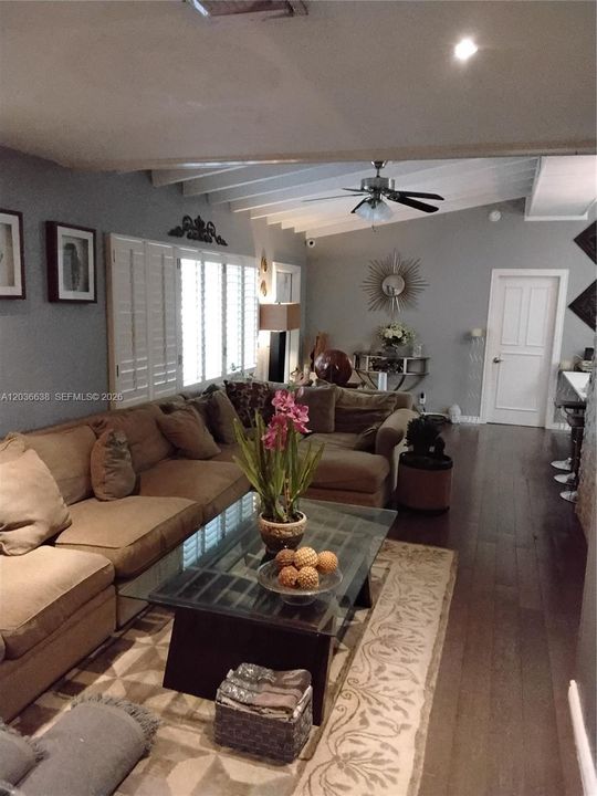 En Venta: $569,000 (3 camas, 2 baños, 1318 Pies cuadrados)