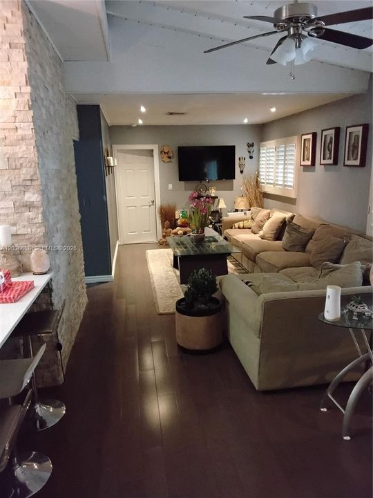 En Venta: $569,000 (3 camas, 2 baños, 1318 Pies cuadrados)