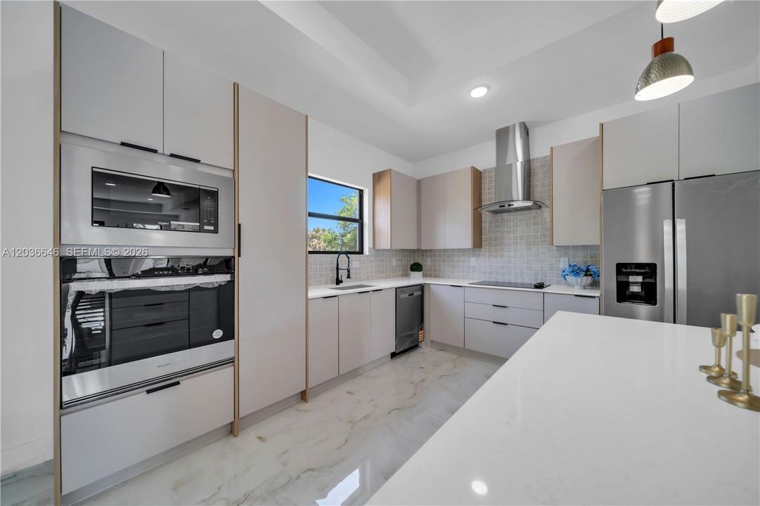 For Sale: $349,900 (3 beds, 2 baths, 1571 Square Feet)