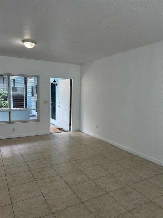 В аренду: $1,950 (1 спален, 1 ванн, 10243 Квадратных фут)