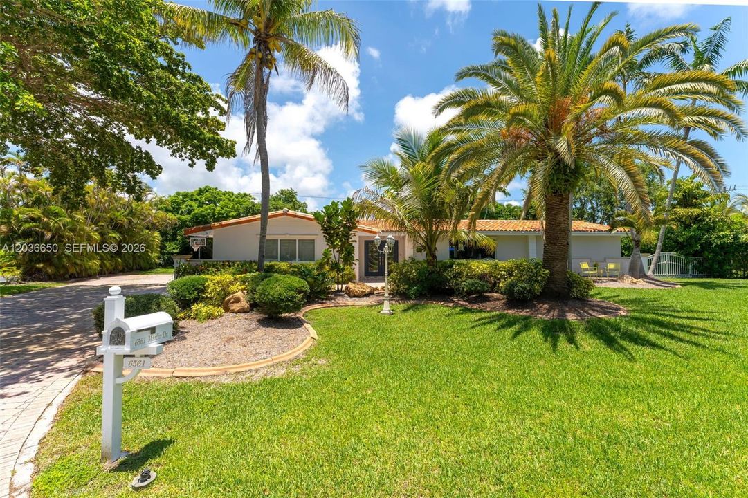For Sale: $2,650,000 (4 beds, 4 baths, 2504 Square Feet)