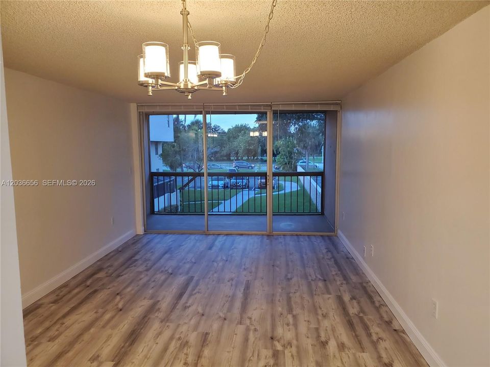 For Sale: $220,000 (1 beds, 1 baths, 727 Square Feet)
