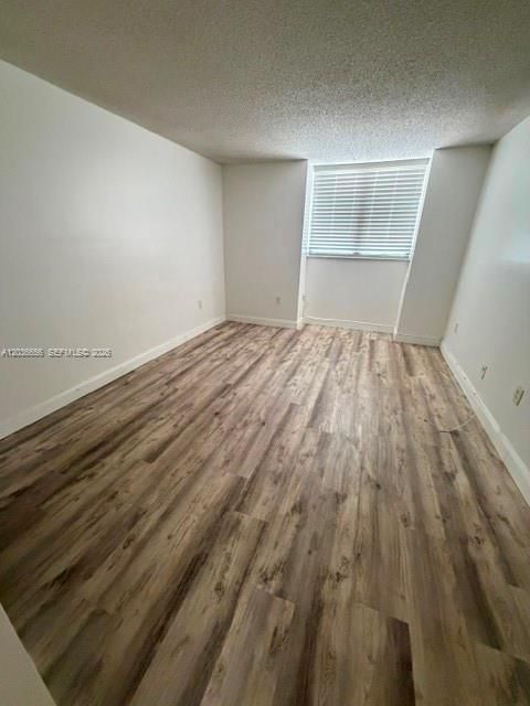 For Sale: $220,000 (1 beds, 1 baths, 727 Square Feet)