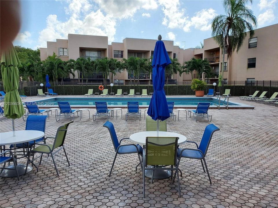 For Sale: $220,000 (1 beds, 1 baths, 727 Square Feet)