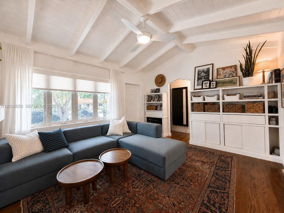 En Venta: $899,000 (3 camas, 2 baños, 970 Pies cuadrados)