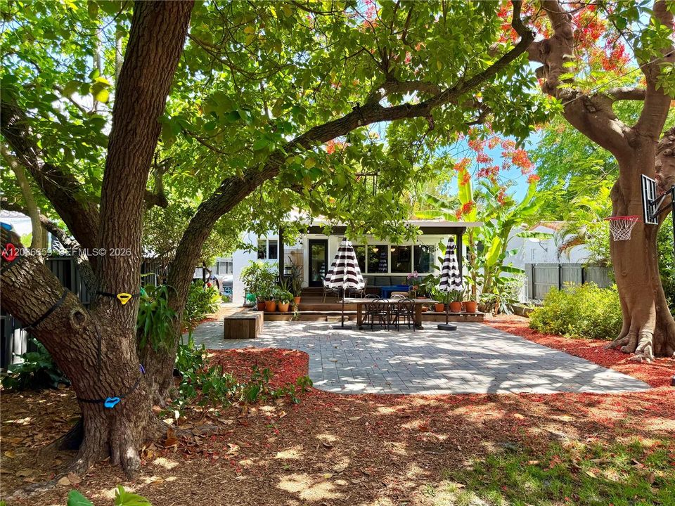En Venta: $899,000 (3 camas, 2 baños, 970 Pies cuadrados)
