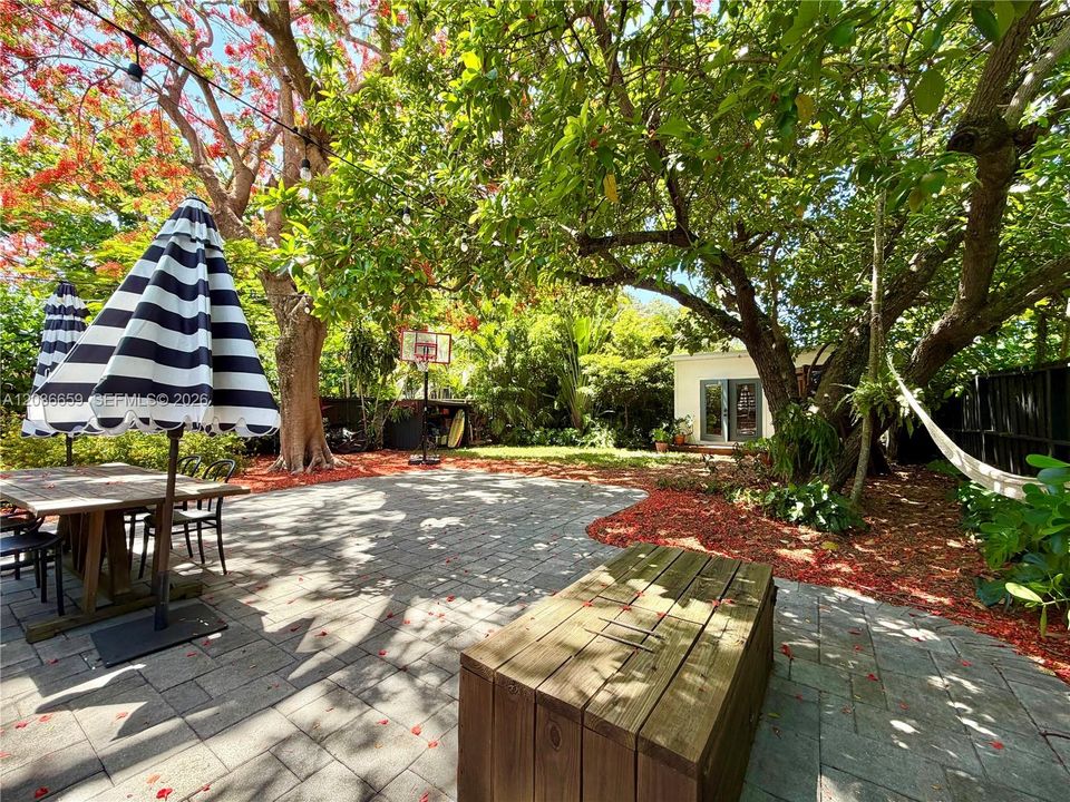 En Venta: $899,000 (3 camas, 2 baños, 970 Pies cuadrados)