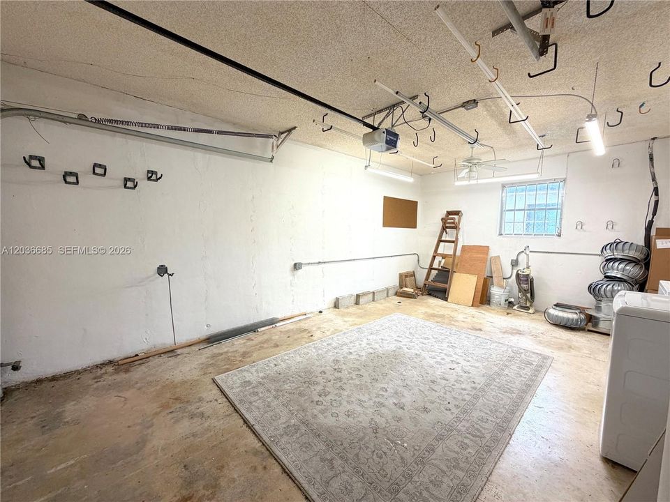 For Rent: $4,990 (4 beds, 2 baths, 1600 Square Feet)