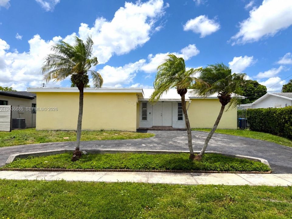 For Rent: $4,990 (4 beds, 2 baths, 1600 Square Feet)
