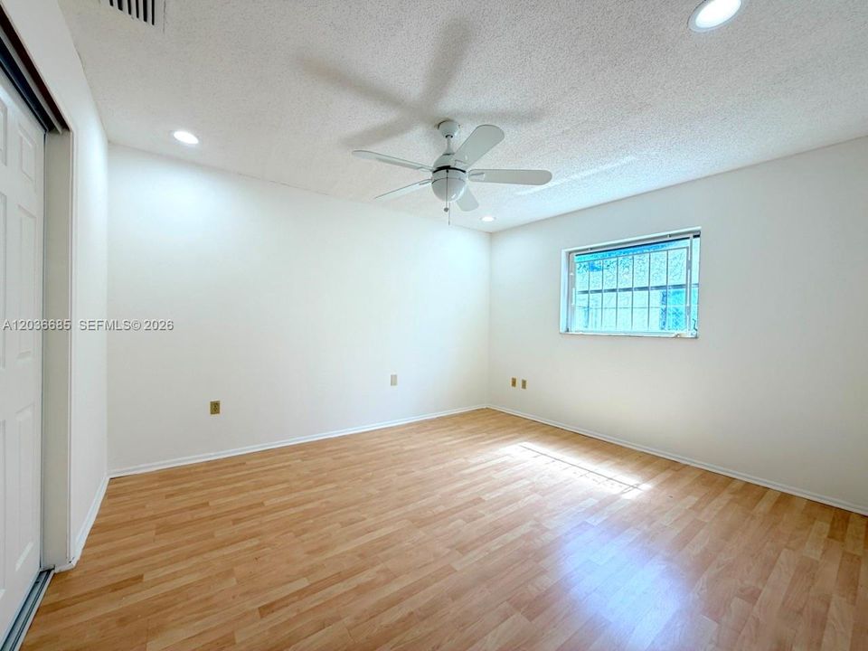 For Rent: $4,990 (4 beds, 2 baths, 1600 Square Feet)