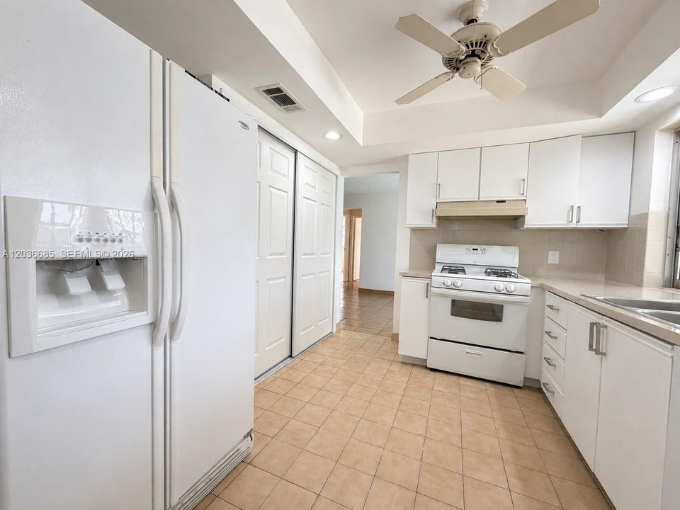 For Rent: $4,990 (4 beds, 2 baths, 1600 Square Feet)