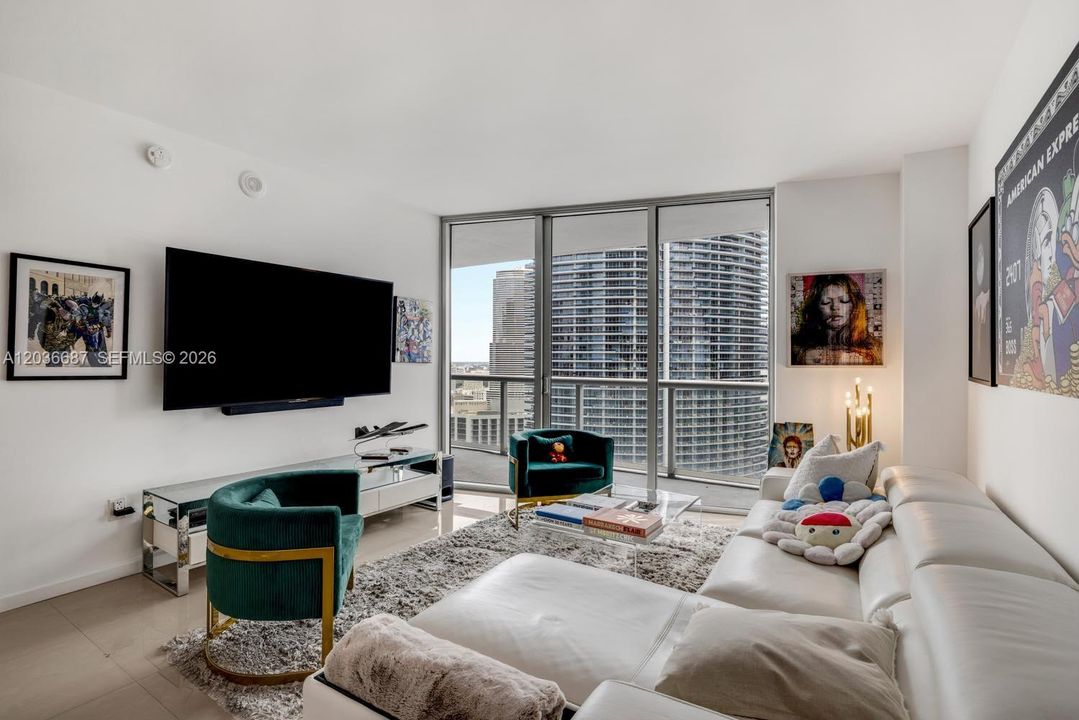 For Sale: $529,000 (1 beds, 1 baths, 798 Square Feet)