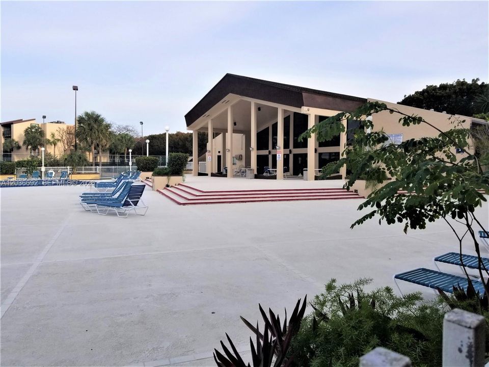 For Rent: $2,100 (2 beds, 2 baths, 906 Square Feet)