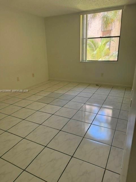 For Sale: $189,999 (1 beds, 1 baths, 614 Square Feet)
