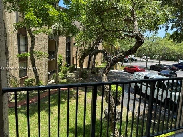 For Sale: $189,999 (1 beds, 1 baths, 614 Square Feet)