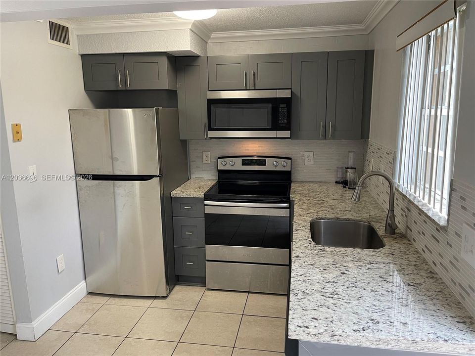 For Sale: $280,000 (2 beds, 2 baths, 824 Square Feet)