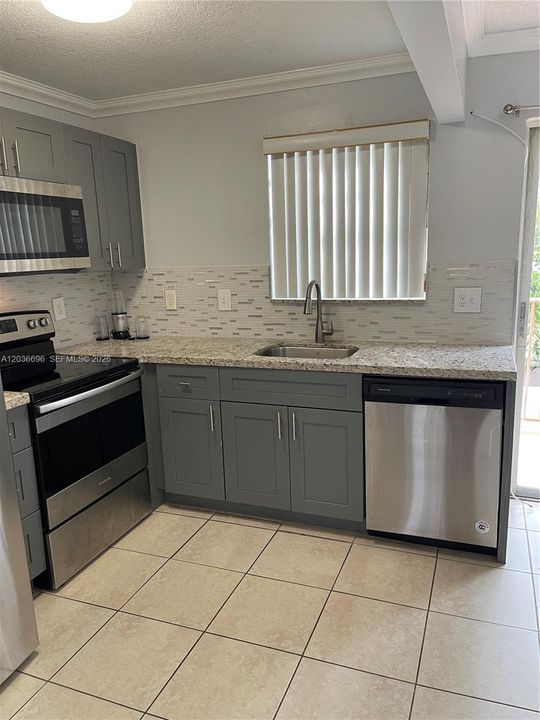 For Sale: $280,000 (2 beds, 2 baths, 824 Square Feet)