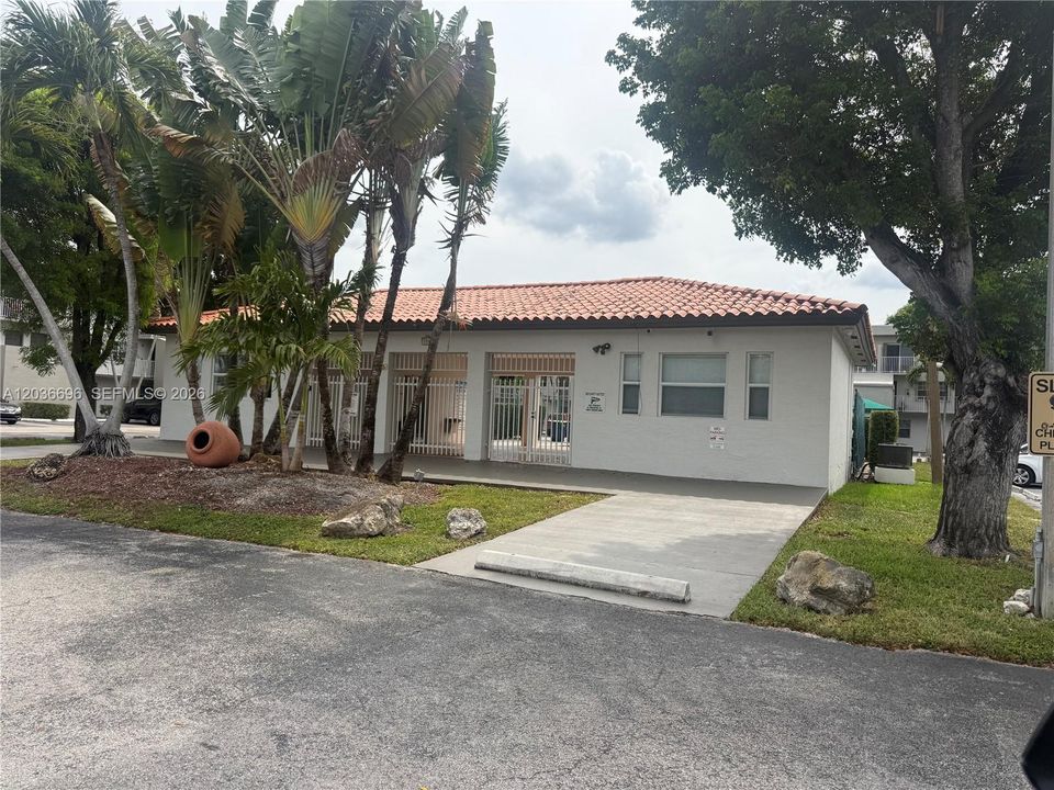 For Sale: $280,000 (2 beds, 2 baths, 824 Square Feet)