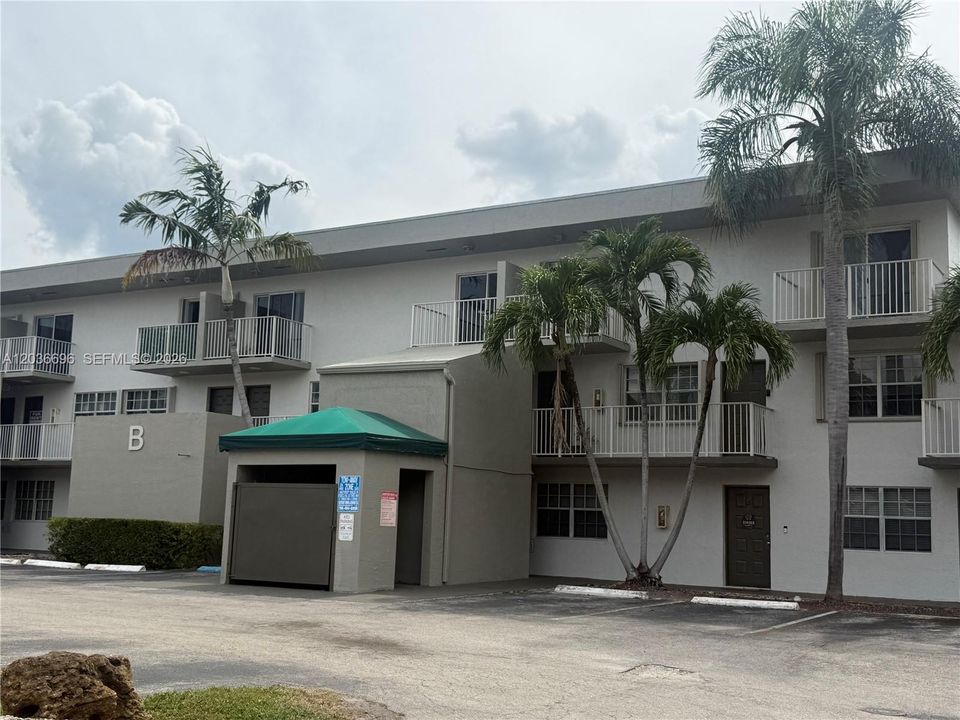For Sale: $280,000 (2 beds, 2 baths, 824 Square Feet)