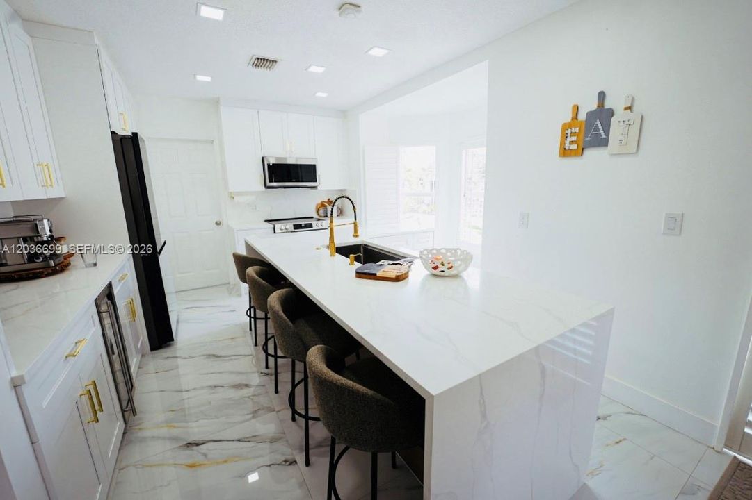 На продажу: $689,999 (4 спален, 3 ванн, 2099 Квадратных фут)