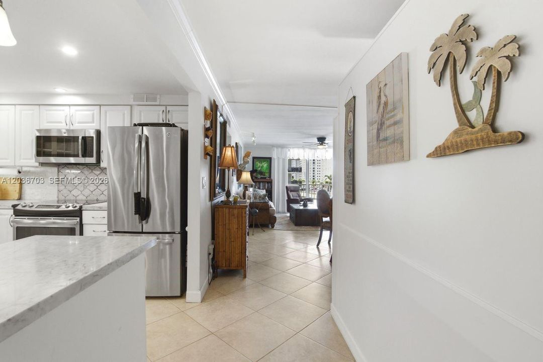На продажу: $319,000 (2 спален, 2 ванн, 1370 Квадратных фут)