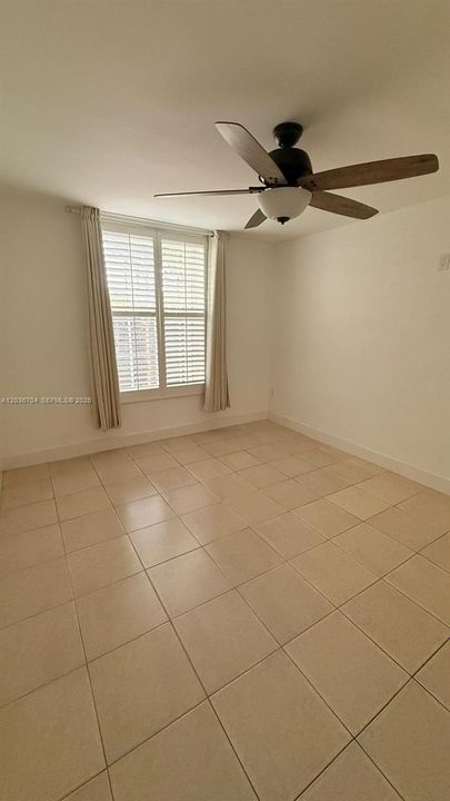Activo con contrato: $2,575 (2 camas, 2 baños, 1050 Pies cuadrados)