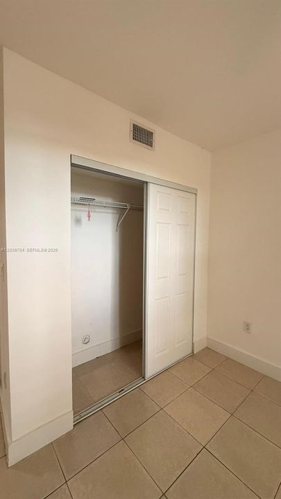 Activo con contrato: $2,575 (2 camas, 2 baños, 1050 Pies cuadrados)