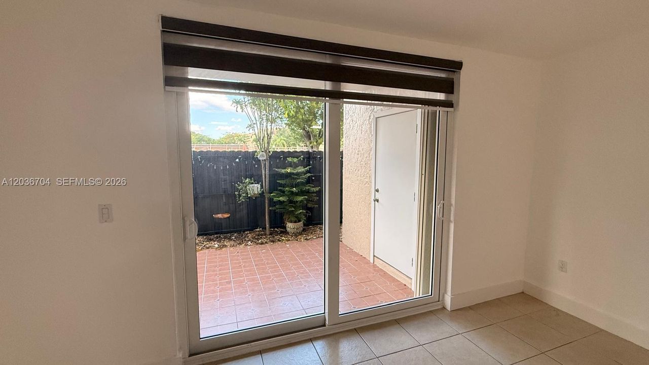 Activo con contrato: $2,575 (2 camas, 2 baños, 1050 Pies cuadrados)
