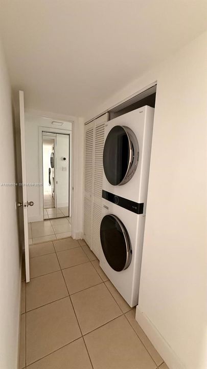 Activo con contrato: $2,575 (2 camas, 2 baños, 1050 Pies cuadrados)