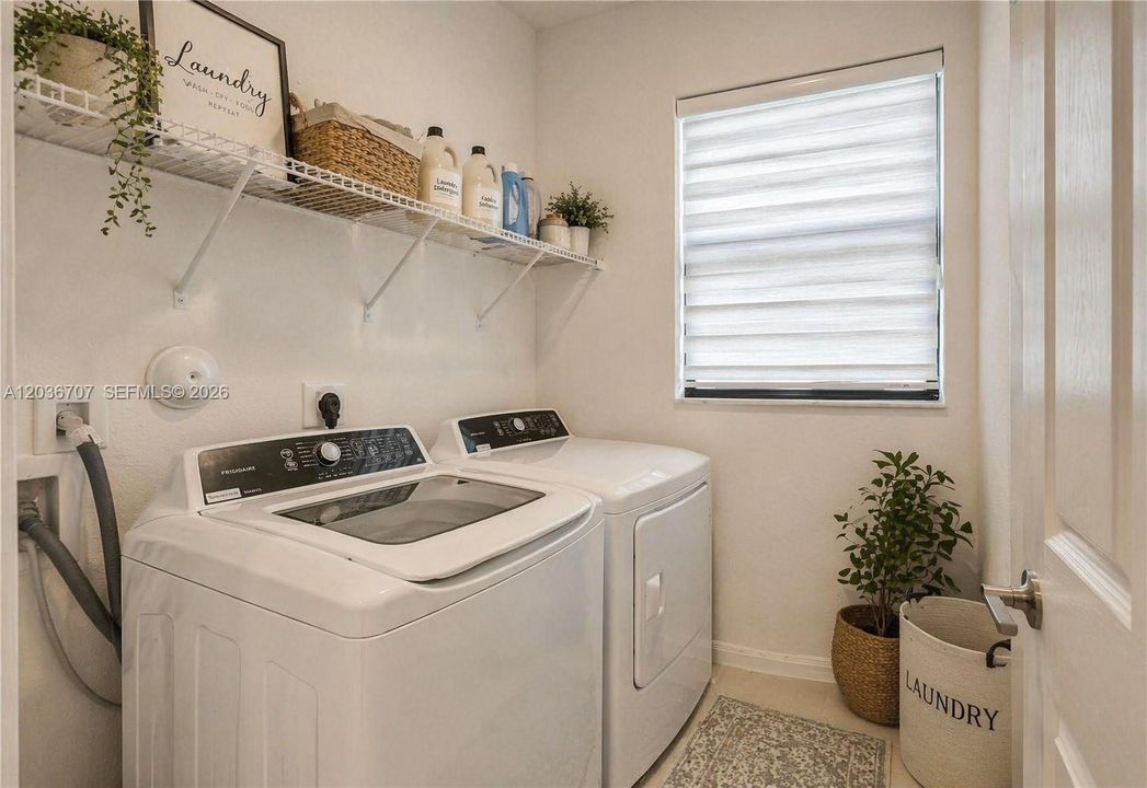En Venta: $839,500 (4 camas, 3 baños, 2461 Pies cuadrados)