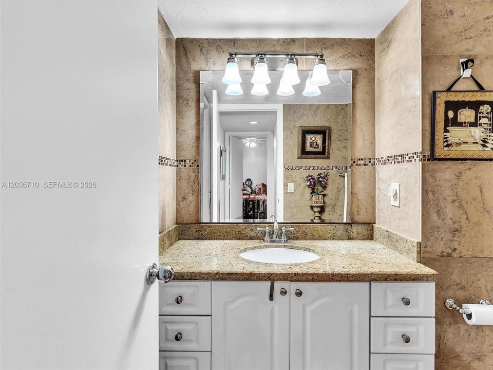 For Sale: $329,000 (2 beds, 1 baths, 1046 Square Feet)