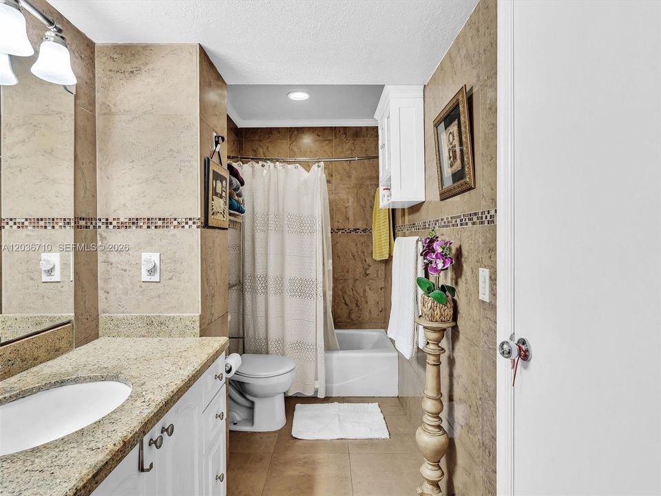 For Sale: $329,000 (2 beds, 1 baths, 1046 Square Feet)