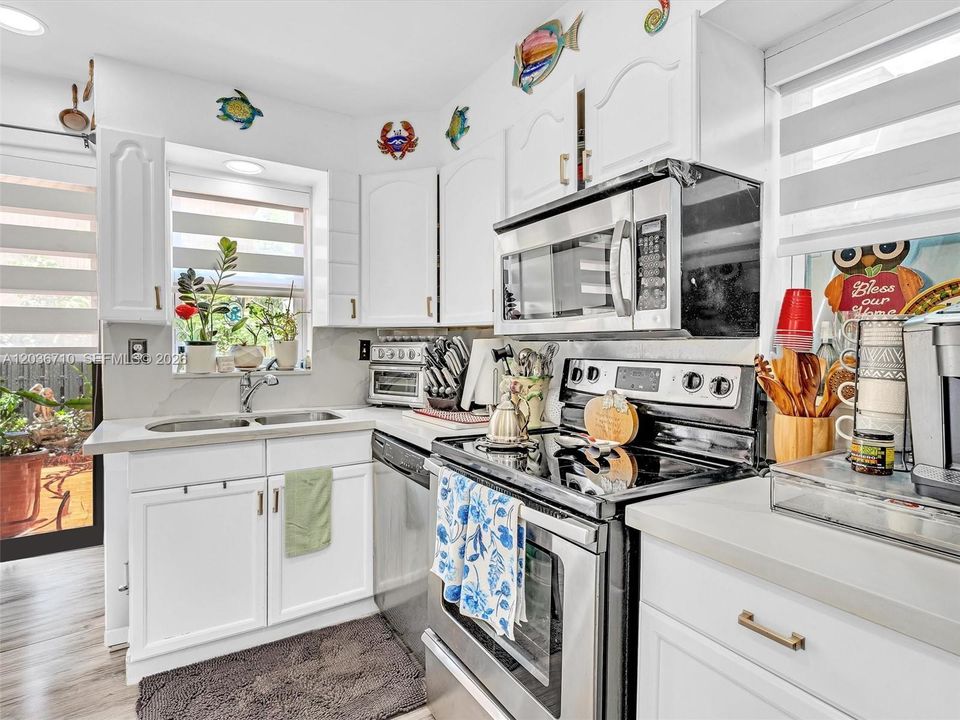For Sale: $329,000 (2 beds, 1 baths, 1046 Square Feet)