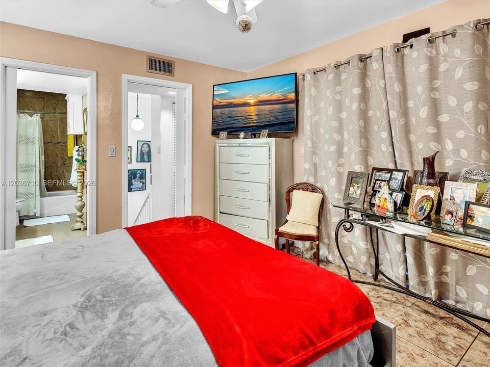 For Sale: $329,000 (2 beds, 1 baths, 1046 Square Feet)