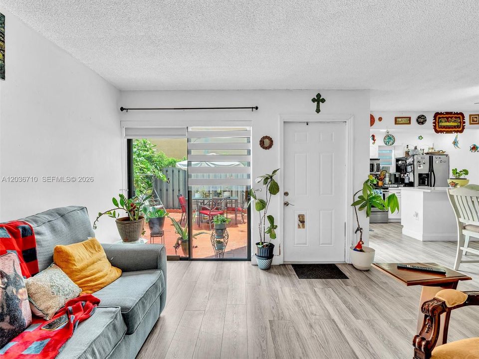 For Sale: $329,000 (2 beds, 1 baths, 1046 Square Feet)