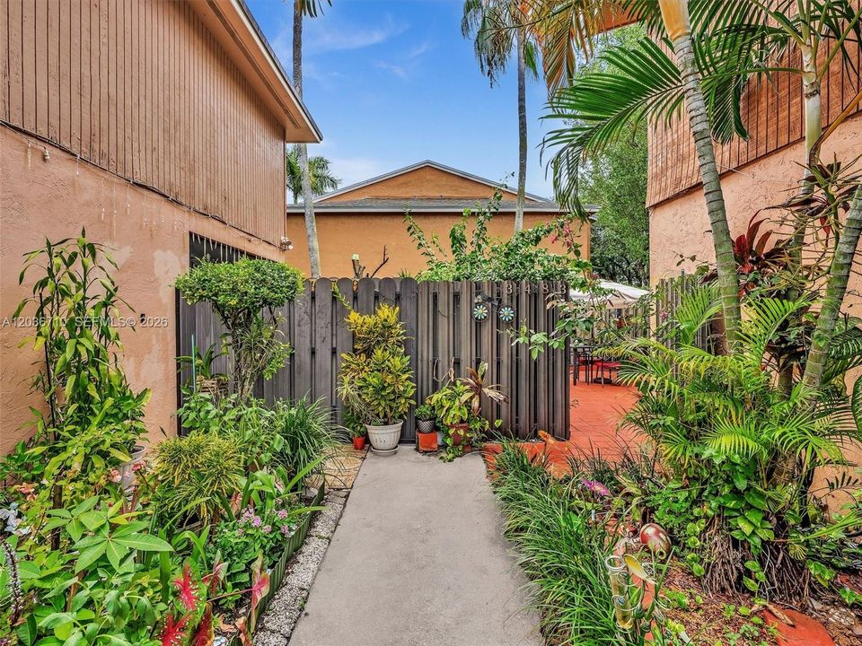 For Sale: $329,000 (2 beds, 1 baths, 1046 Square Feet)