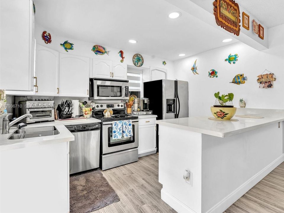 For Sale: $329,000 (2 beds, 1 baths, 1046 Square Feet)
