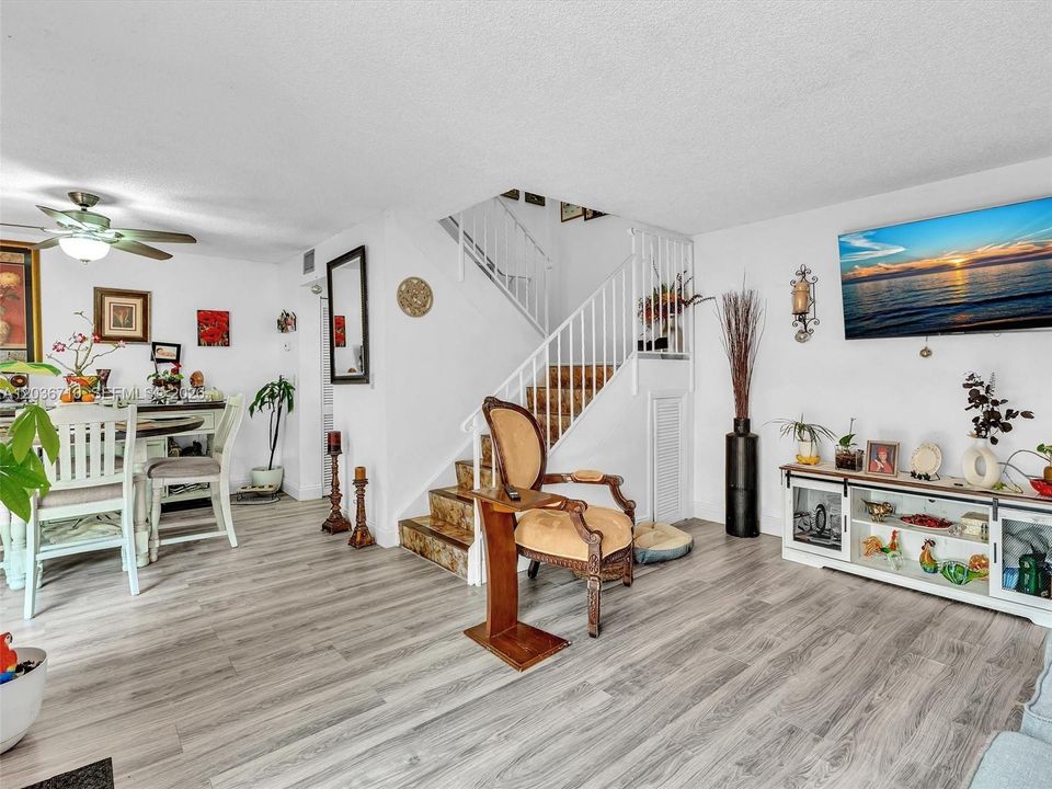For Sale: $329,000 (2 beds, 1 baths, 1046 Square Feet)