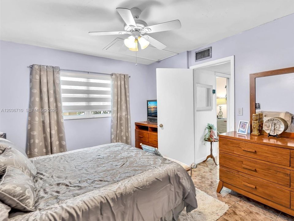 For Sale: $329,000 (2 beds, 1 baths, 1046 Square Feet)