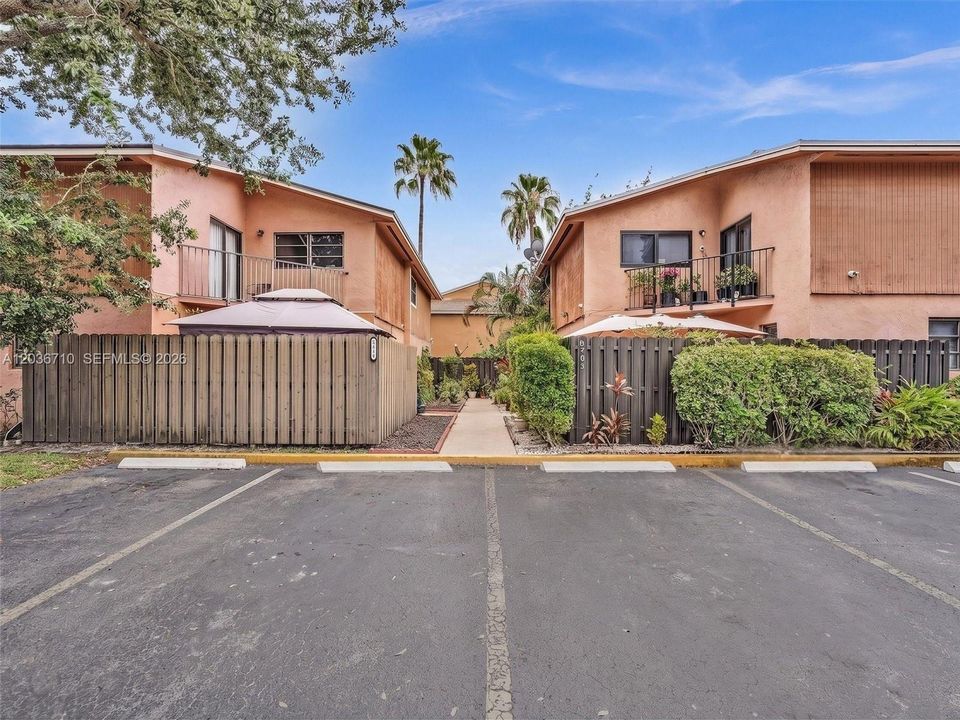 For Sale: $329,000 (2 beds, 1 baths, 1046 Square Feet)