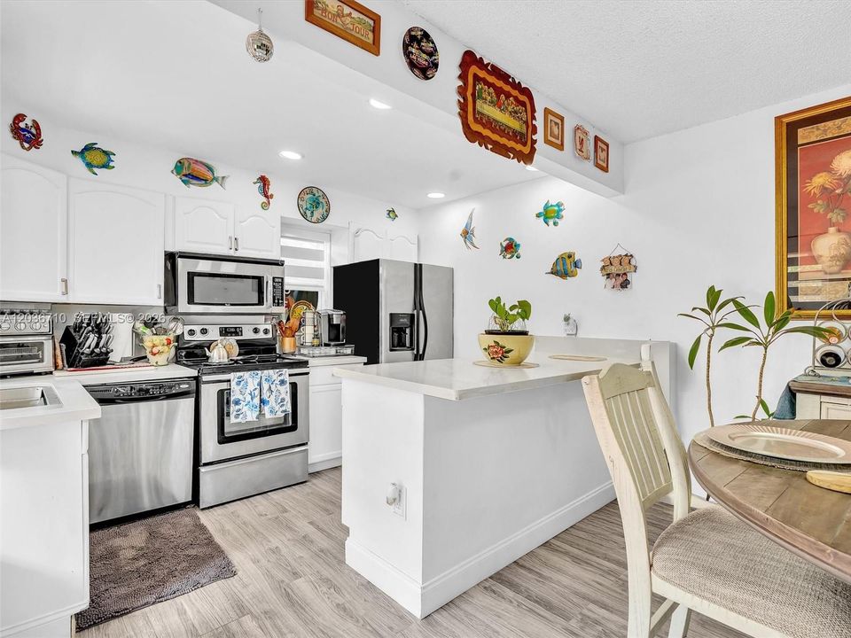 For Sale: $329,000 (2 beds, 1 baths, 1046 Square Feet)