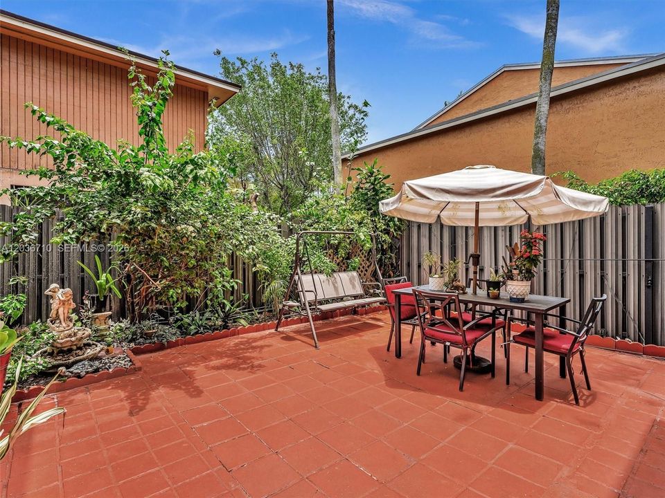 For Sale: $329,000 (2 beds, 1 baths, 1046 Square Feet)