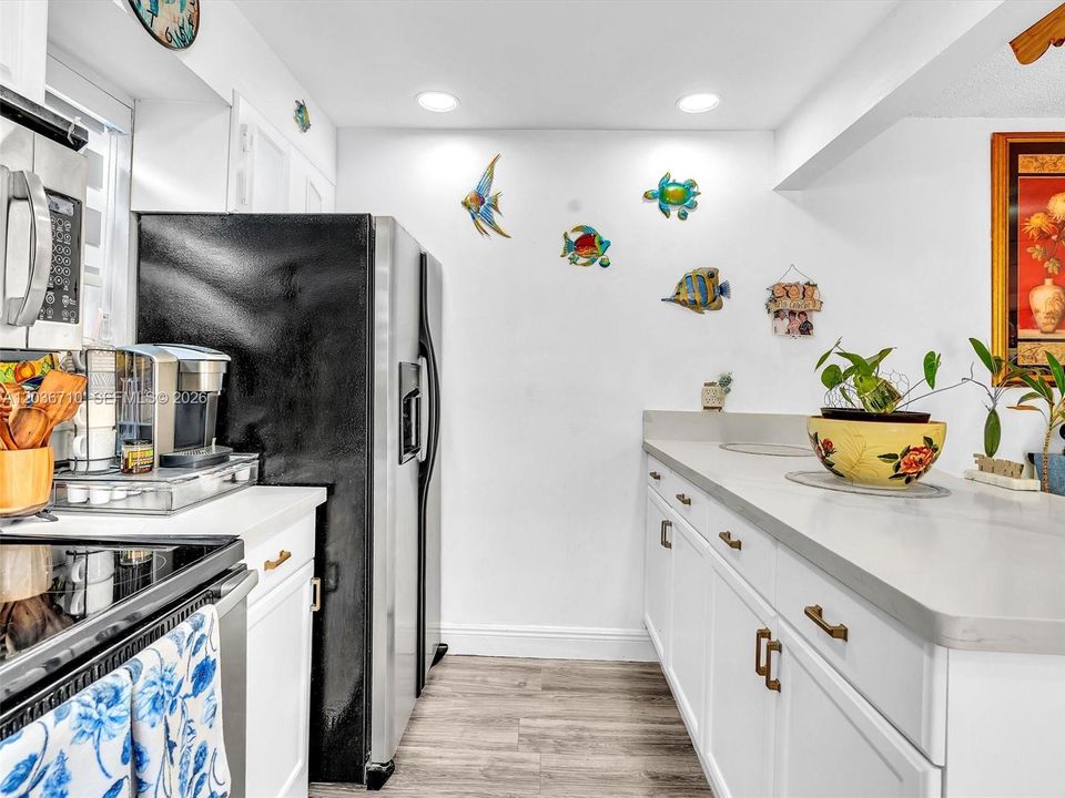 For Sale: $329,000 (2 beds, 1 baths, 1046 Square Feet)