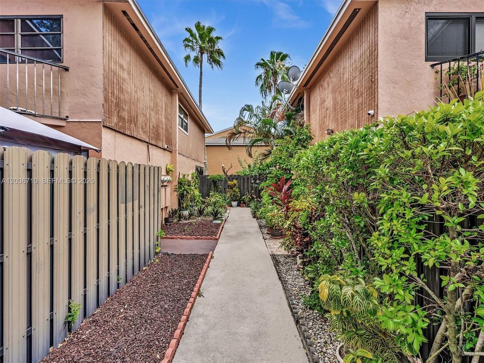 For Sale: $329,000 (2 beds, 1 baths, 1046 Square Feet)