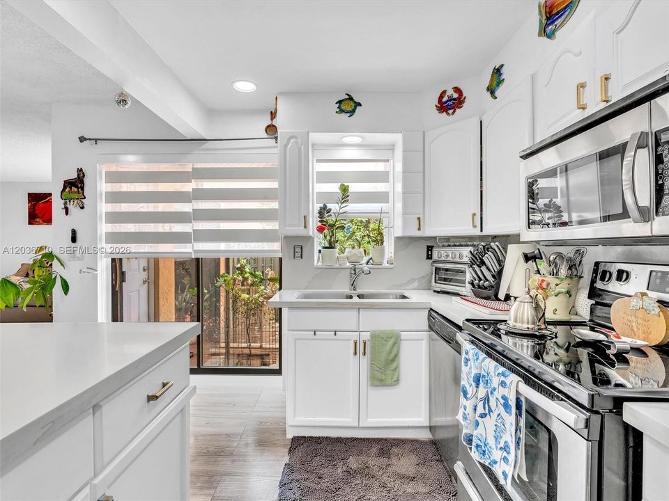 For Sale: $329,000 (2 beds, 1 baths, 1046 Square Feet)