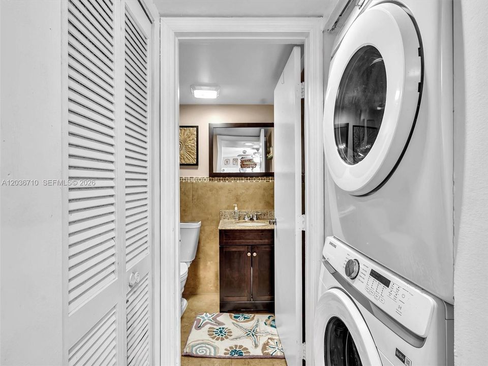 For Sale: $329,000 (2 beds, 1 baths, 1046 Square Feet)
