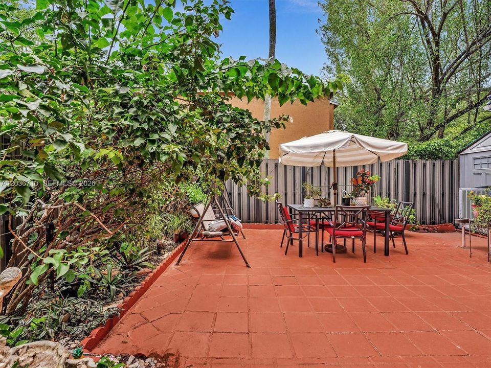 For Sale: $329,000 (2 beds, 1 baths, 1046 Square Feet)
