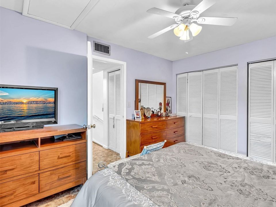 For Sale: $329,000 (2 beds, 1 baths, 1046 Square Feet)